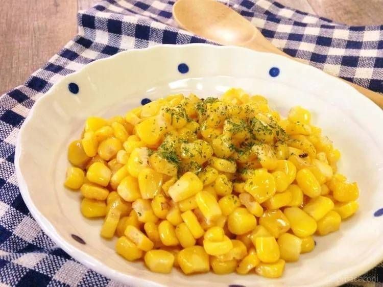 お皿に移しパセリを振り、スプーンを添えたところ