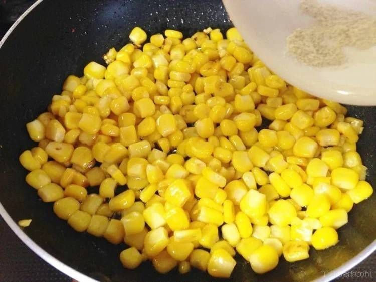 塩コショウを加え、軽く混ぜ炒める様子
