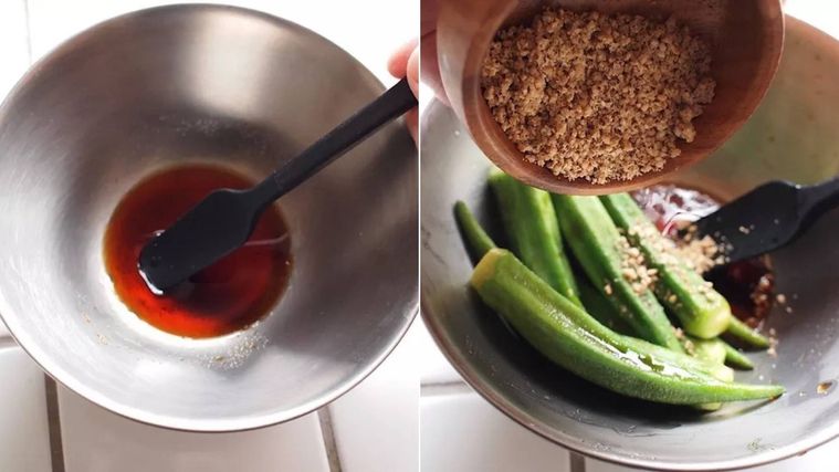 銀色のボウルに調味料を合わせ、オクラを和えている様子