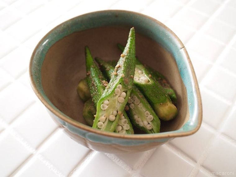 小鉢に盛り付けられたオクラのごま和え