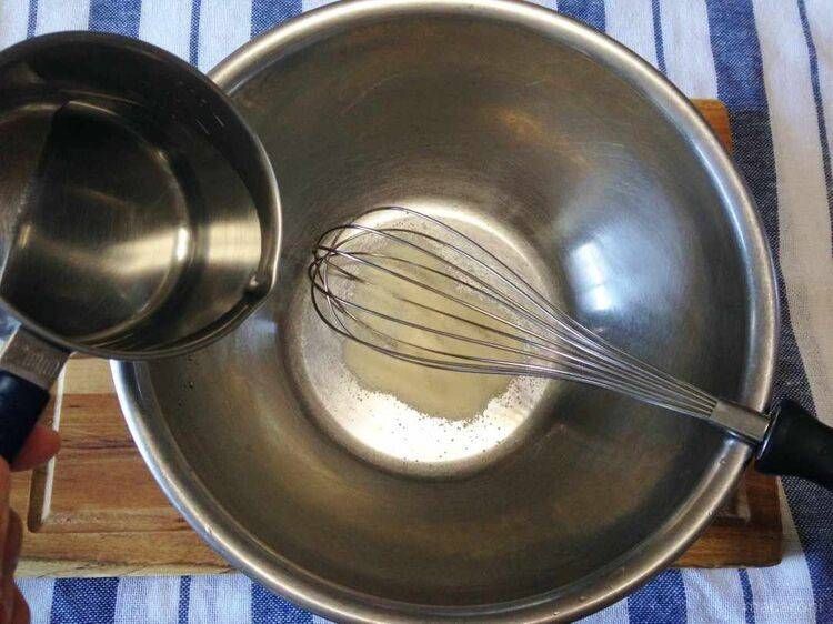 ボウルにゼラチンを入れ熱湯を注いでいる様子