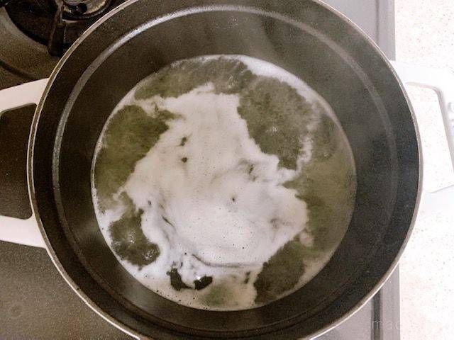 だしを煮立たせた鍋