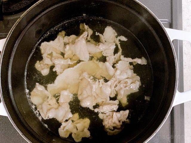 だしの入った鍋でゆでている豚小間肉