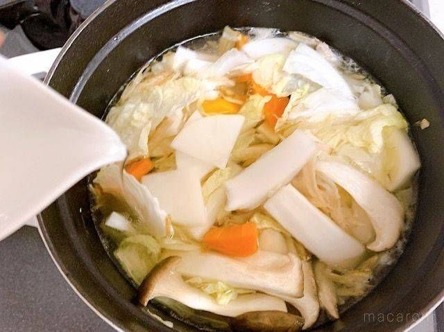 酒を加えて、大根やにんじん、白菜などの具材を煮込んでいる鍋