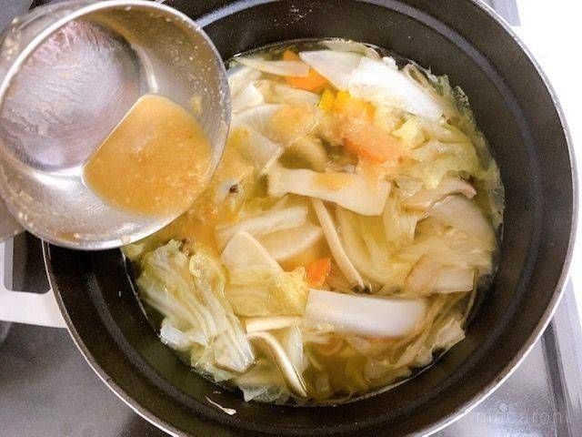 味噌などで味付けをしているほうとう鍋