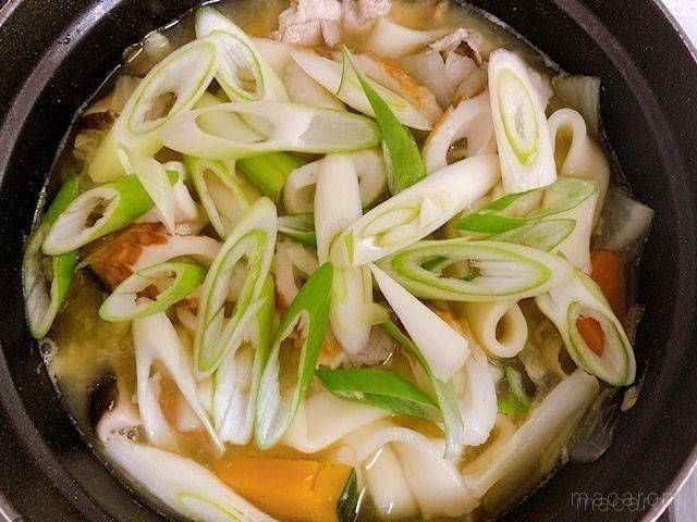 長ねぎとちくわを加えて煮込んでいるほうとう鍋