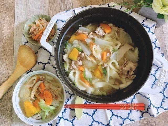 かぼちゃと大根、にんじんなどが入ったほうとう鍋と取り分け用小皿