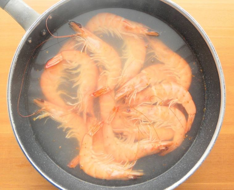 鍋にえびを入れて、ゆでている様子