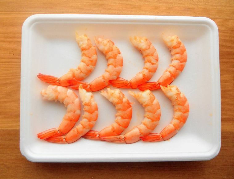 白いトレーにのせた、殻を取ったえび