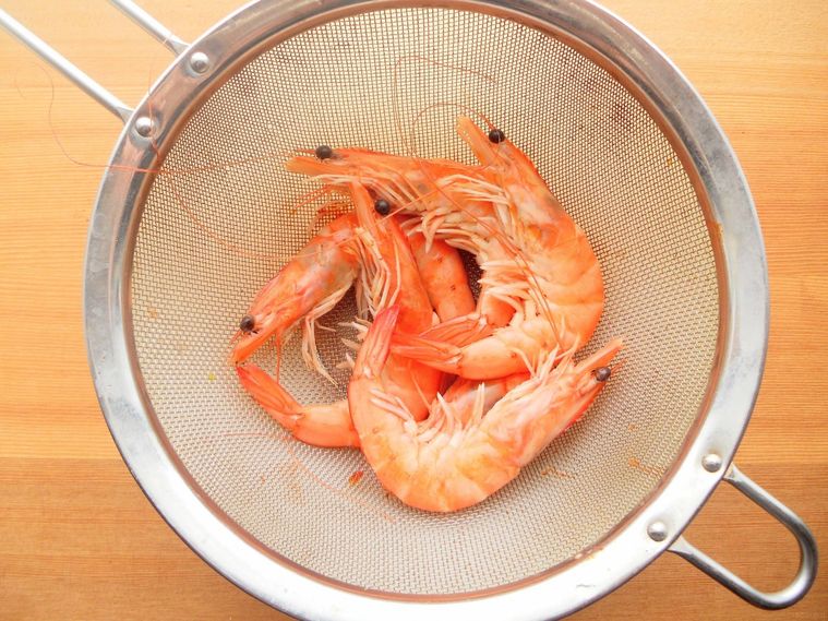 ゆでたえびをざるに取り、冷ましている様子