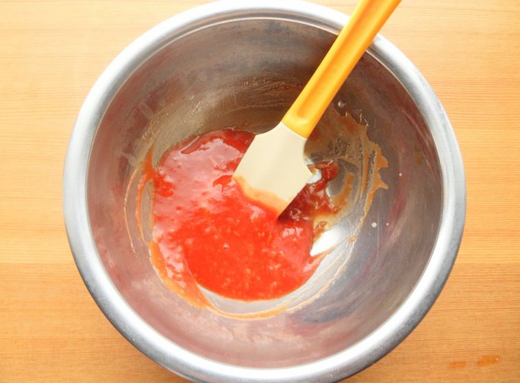 ボウルに入ったカクテルソースの材料を混ぜている様子