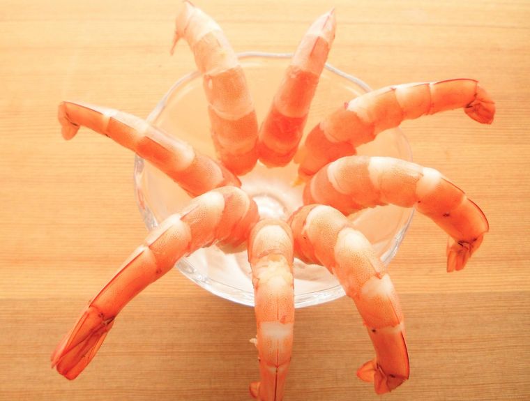 足付きグラスにゆでたえびを盛り付けている様子