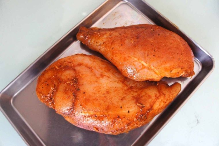 スパイスに漬けこんだ鶏肉が真っ赤になっている様子