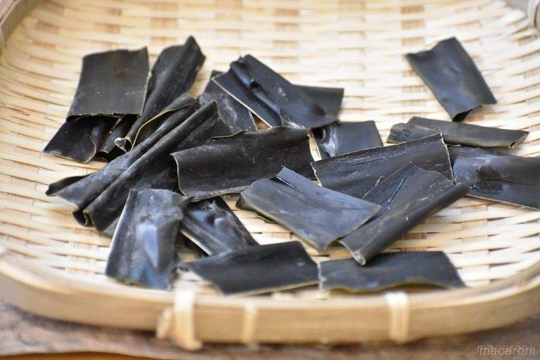 ざるにのったカットした昆布