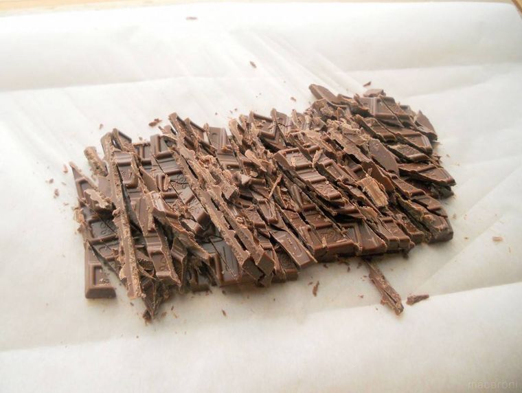 まな板の上にのせた、細かくしたチョコレート
