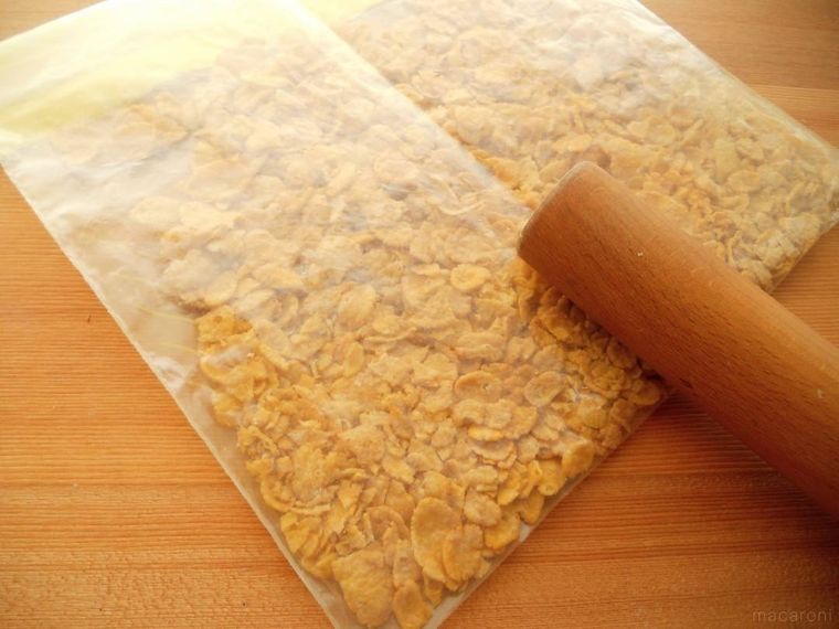 コーンフレークをポリ袋に入れて、めん棒でたたいている様子