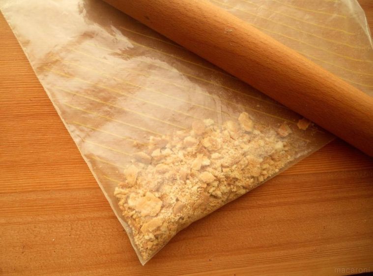 ビスケットをポリ袋に入れて、めん棒でたたいている様子