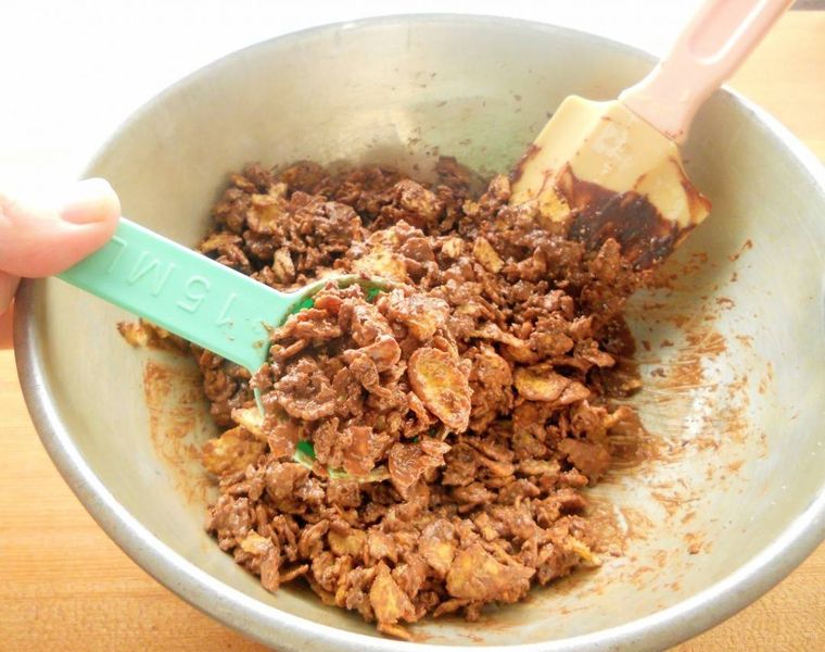 チョコレートクランチをスプーンに詰めている様子