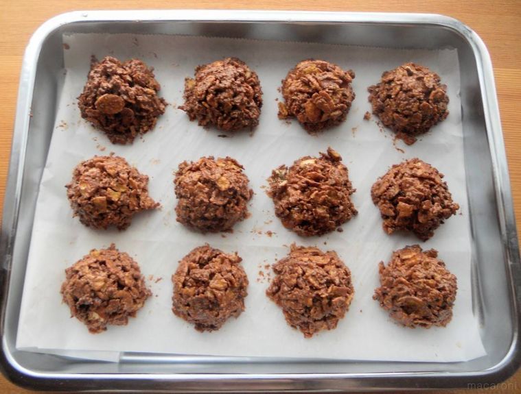 丸く成型したチョコレートクランチを、バットに並べている様子