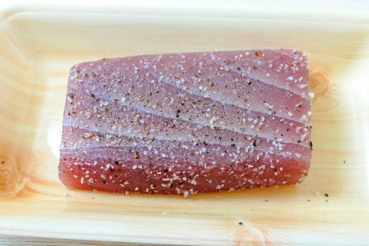 塩こしょうをまぶしたまぐろ