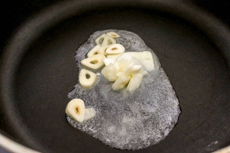 フライパンにバターとにんにくを入れている