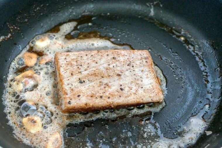 まぐろを焼く様子