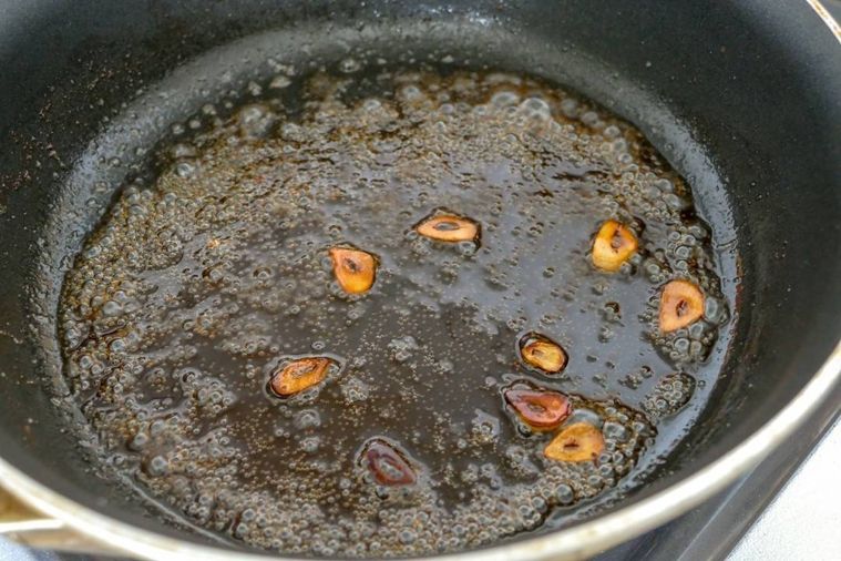 フライパンでソースの材料を加熱している