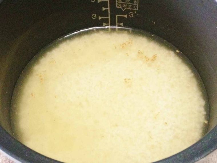 炊飯器に入っているお米と水と調味料
