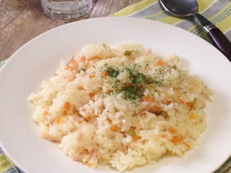 白いお皿に盛り付けられた炊飯器ピラフ