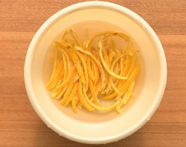 白いボウルに入った、水に浸した細切りのゆずの皮