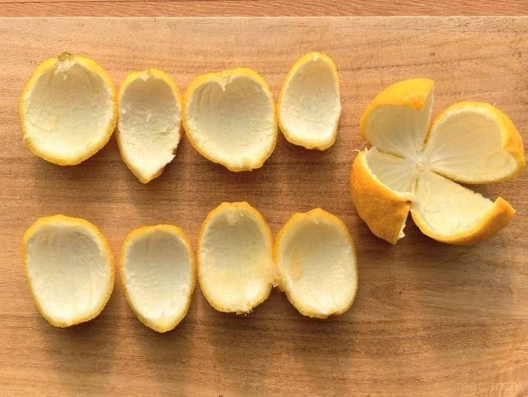 ゆずの皮をむいてまな板に並べた様子