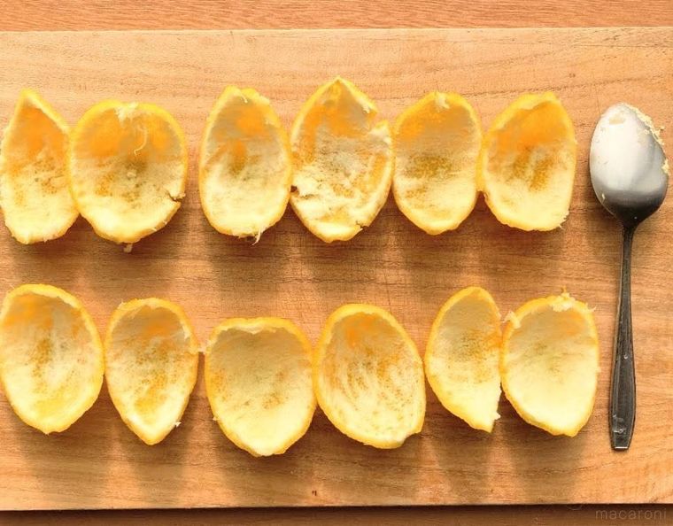 まな板に並べた、白いわたの部分を取り除いたゆずの皮