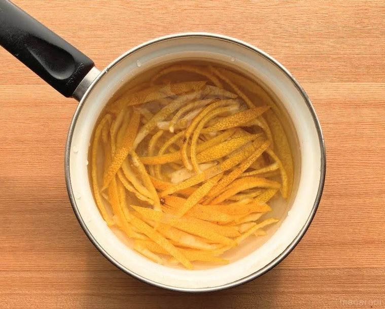 片手鍋に入った、細切りにして下ゆでしたゆずの皮