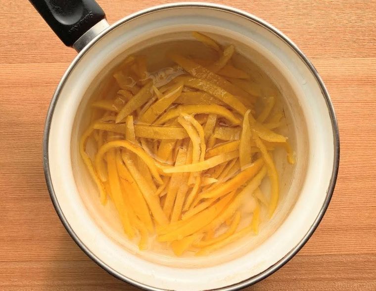 片手鍋に入った、細切りにして下ゆでしたゆずの皮