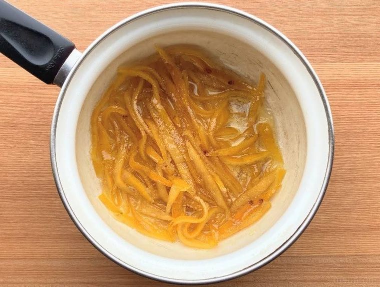 片手鍋に入った、砂糖を加えて煮詰めたゆずの皮