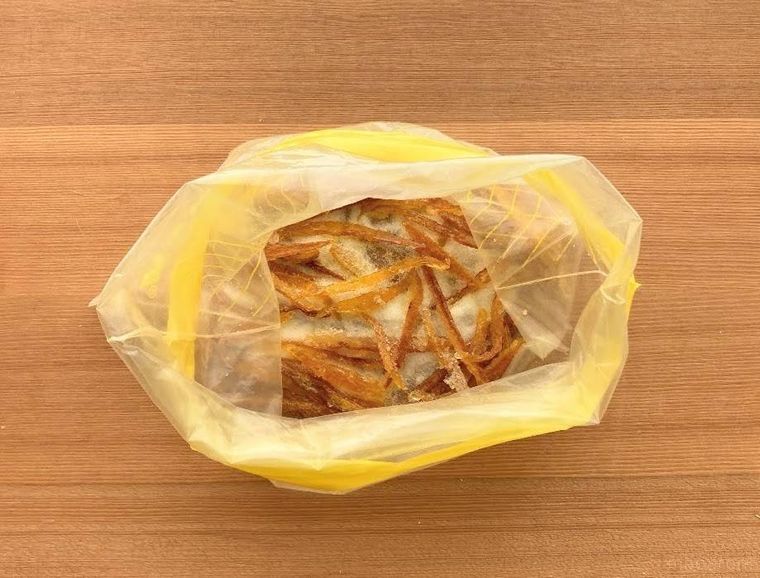 ポリ袋に入った、ゆずの皮とグラニュー糖