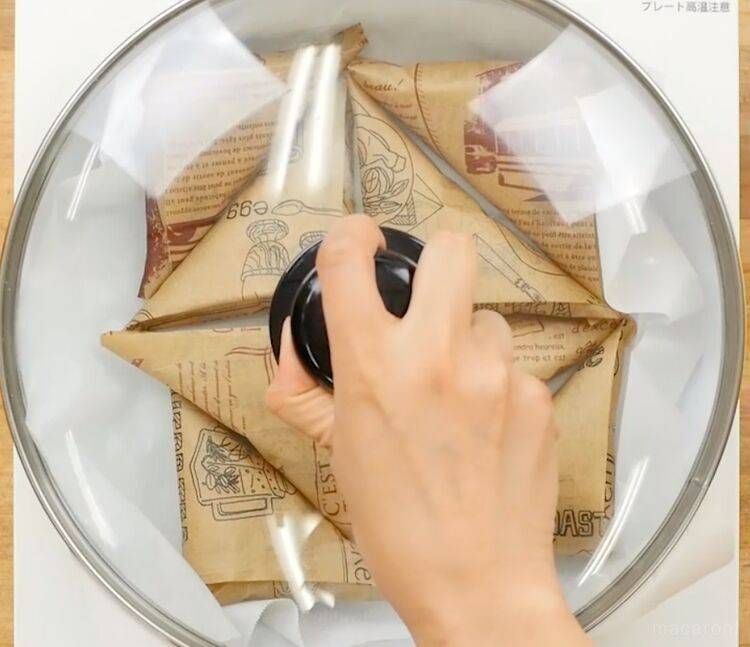 ちまきをフライパンで蒸している様子