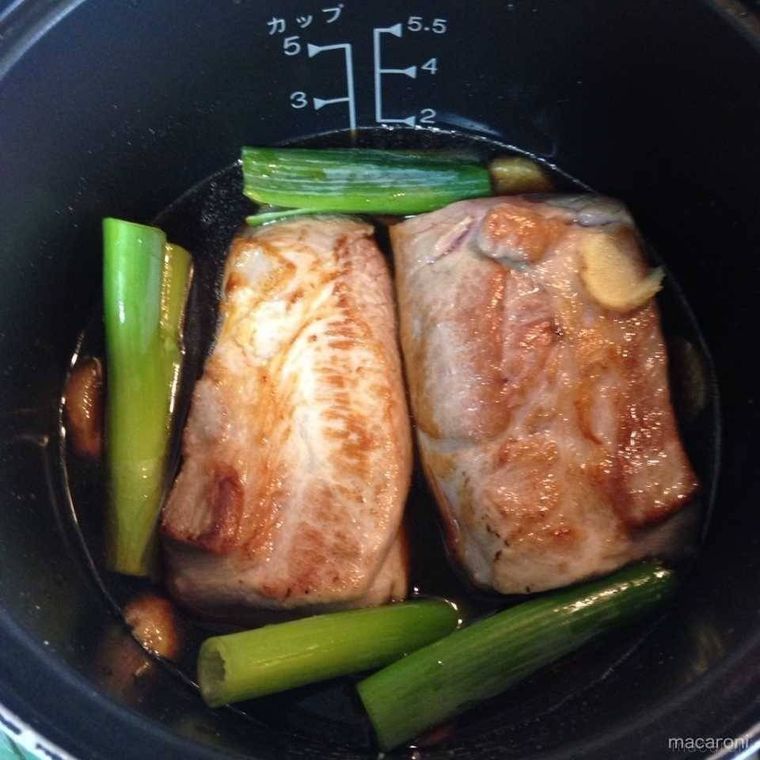 炊飯器に入れた豚バラ肉と長ねぎ