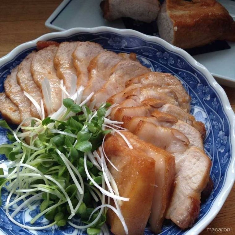 青い柄の皿に盛られた豚バラチャーシュー