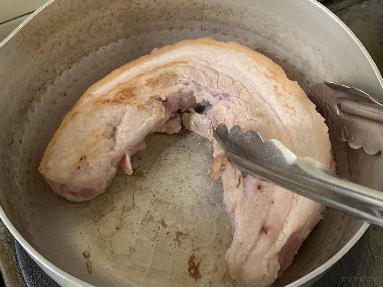 鍋で焼かれるチャーシュー
