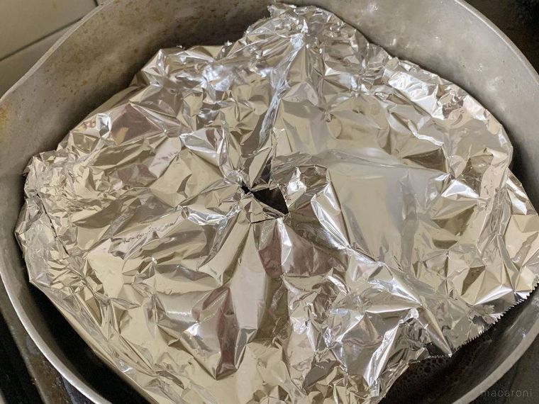 鍋で煮られるチャーシュー