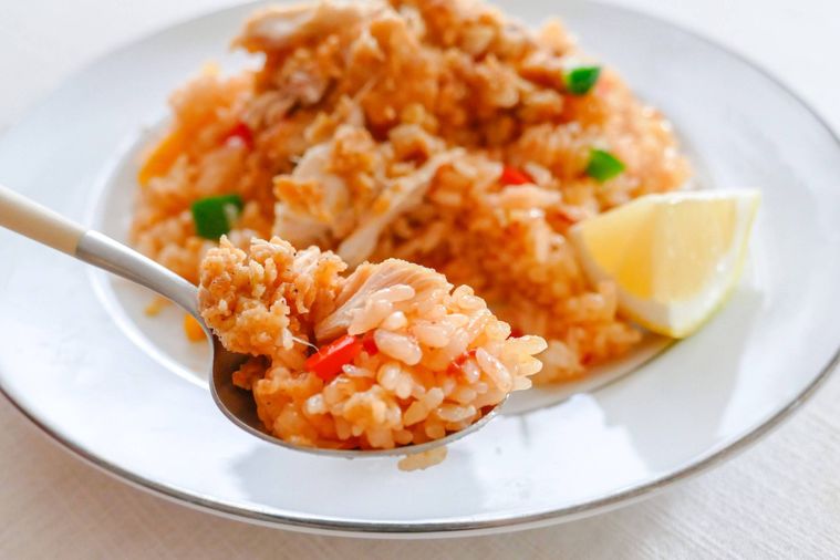 オリジナルチキン入りのジャンバラヤをスプーンですくう様子