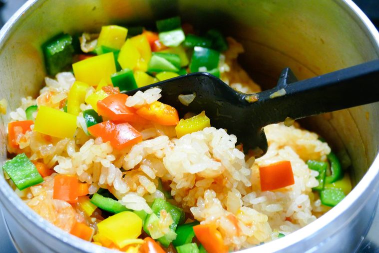 炊飯釜に入っているごはんをヘラで混ぜる様子