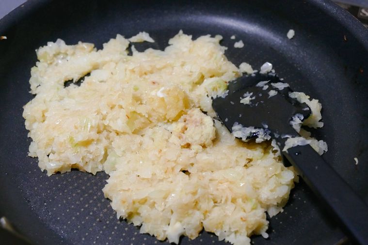 フライパンににんにくすりおろしとしょうがすりおろしを加えた様子