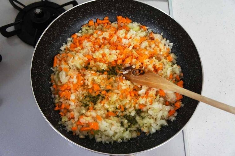 みじん切り野菜を炒める