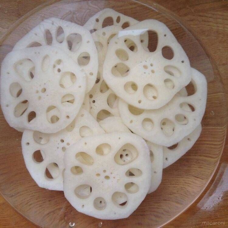 スライスれんこんを酢水にさらしている様子