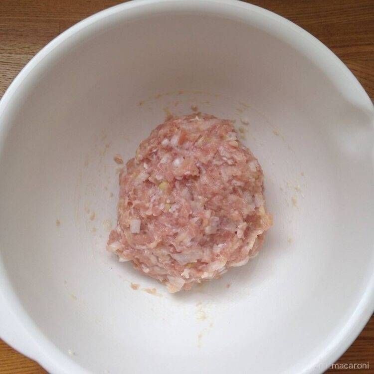 白いボールに肉ダネが入っている様子
