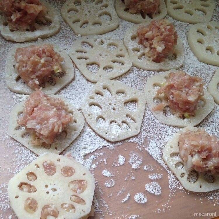 小麦粉を振ったれんこんに肉ダネをのせている様子