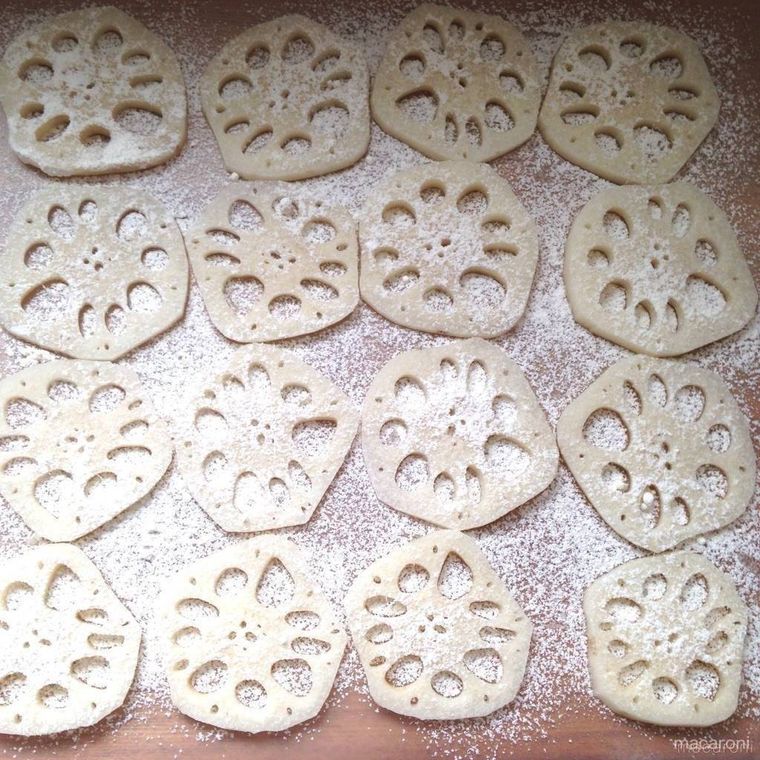 台に並べた小麦粉を振ったれんこん