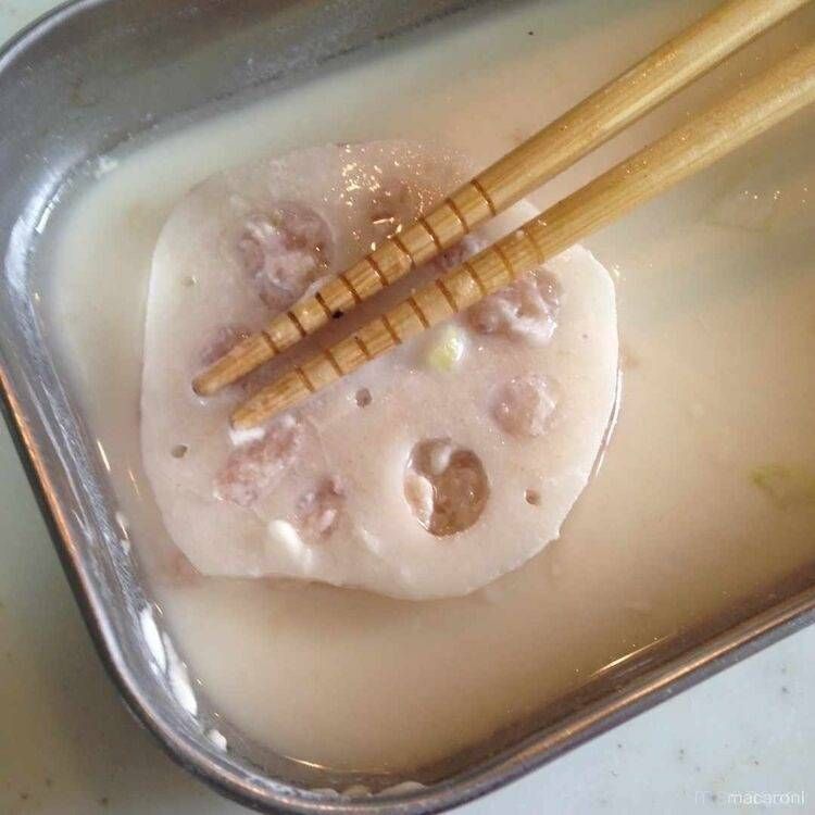 れんこんに衣をつけている様子